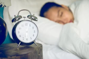 menjaga konsistensi waktu tidur