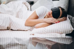 menggunakan eye mask sleep cover